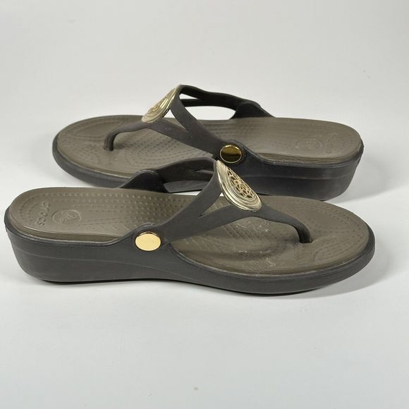 Crocs Sanrah Navy Grey Gold Medallion Circle Sandals Shoes Women's Size 6 - Picture 8 of 16